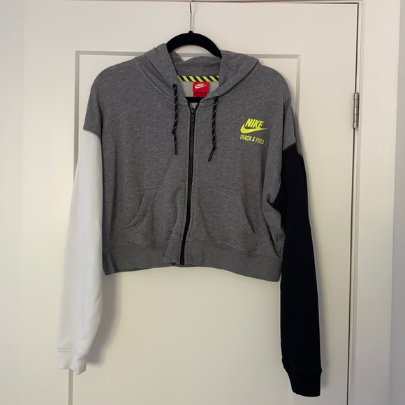 Nike Tops - Nike cropped sweater